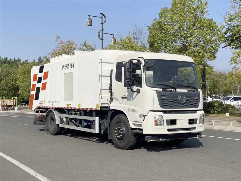 東風天錦四季清掃車助力路面清潔